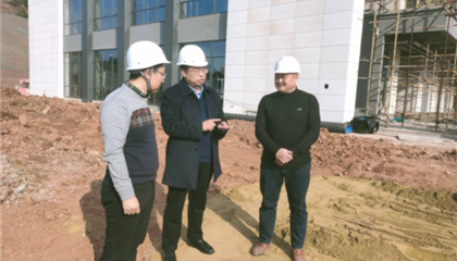 遂寧興業(yè)集團黨委副書記、監(jiān)事會主席、工會主席石鎮(zhèn)槐深入遂寧市興學(xué)商務(wù)中心項目、公共衛(wèi)生臨床醫(yī)療中心一期項目進行實地巡查